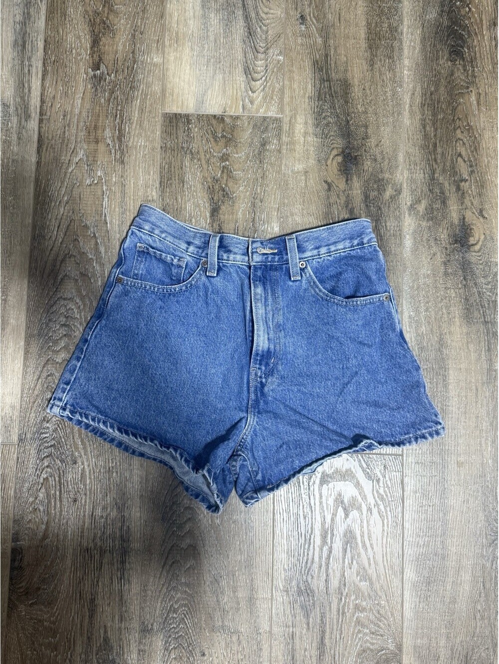 Levi’s High Waisted Mom Shorts Medium Wash Blue Jean Mom Shorts W28